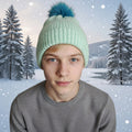 Bonnet vert pastel pom-pom turquoise