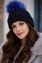Bonnet noir pom-pom fourrure bleu