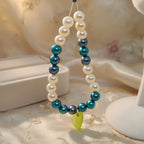 Pendante perles bleu, blanc feuille vert
