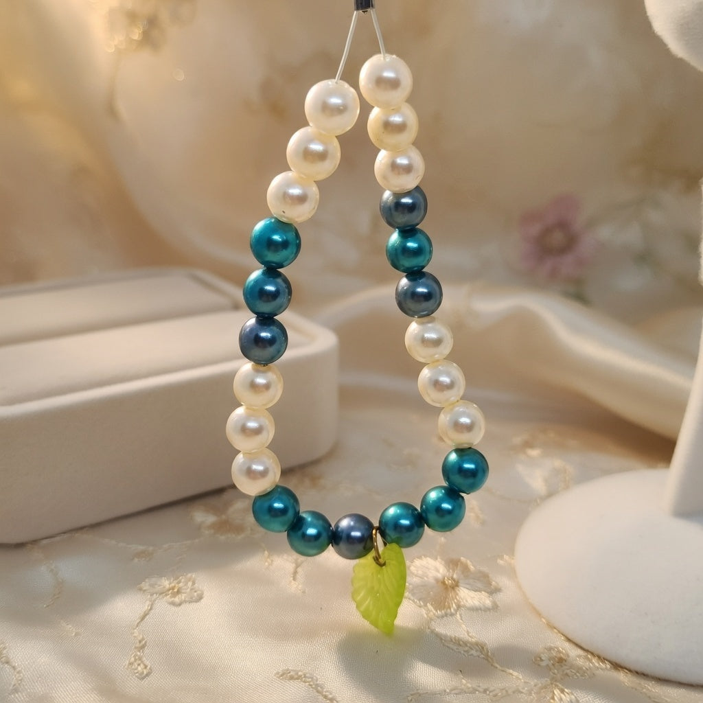 Pendante perles bleu, blanc feuille vert