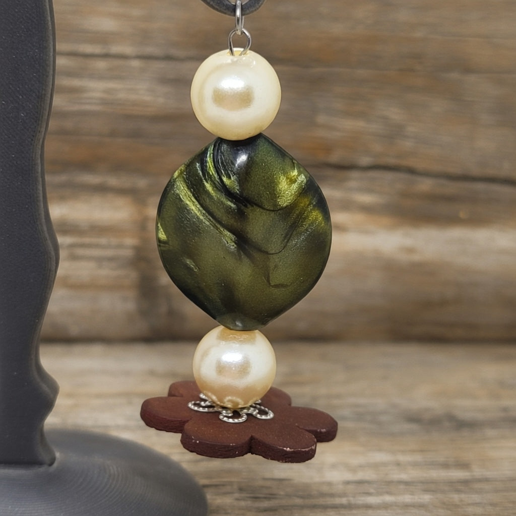 Pendante vert, ivoire, brun