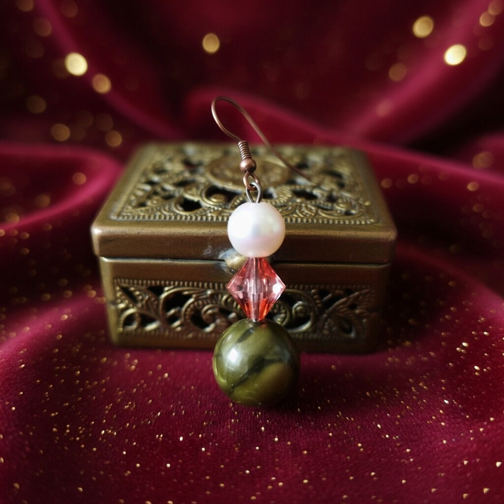 Perle blanche, facette ambre, vert
