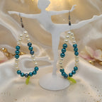 Pendante perles bleu, blanc feuille vert