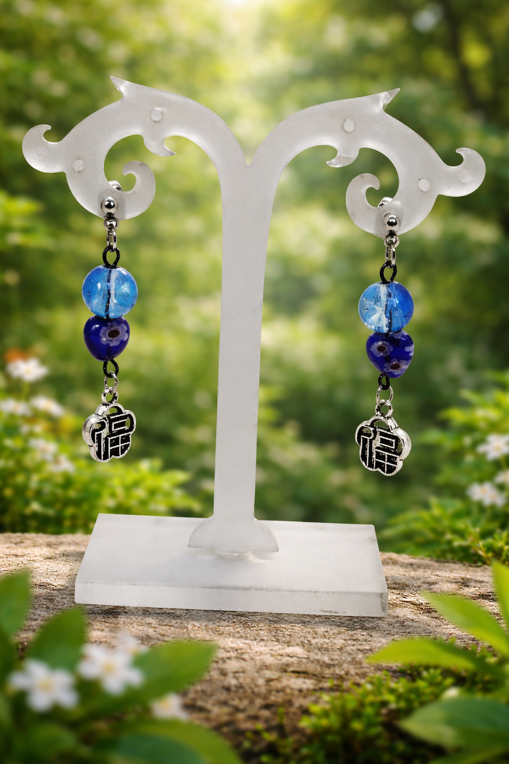 clou boule argenté, perles bleu, bleu motifs fleurs breloque argenté