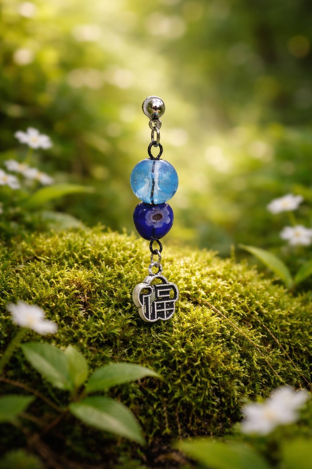 clou boule argenté, perles bleu, bleu motifs fleurs breloque argenté