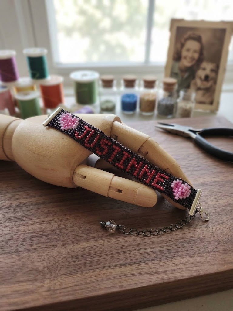 Bracelet perles de rocailles prénom JUSTINNE motif Cœur rose La fée bricole