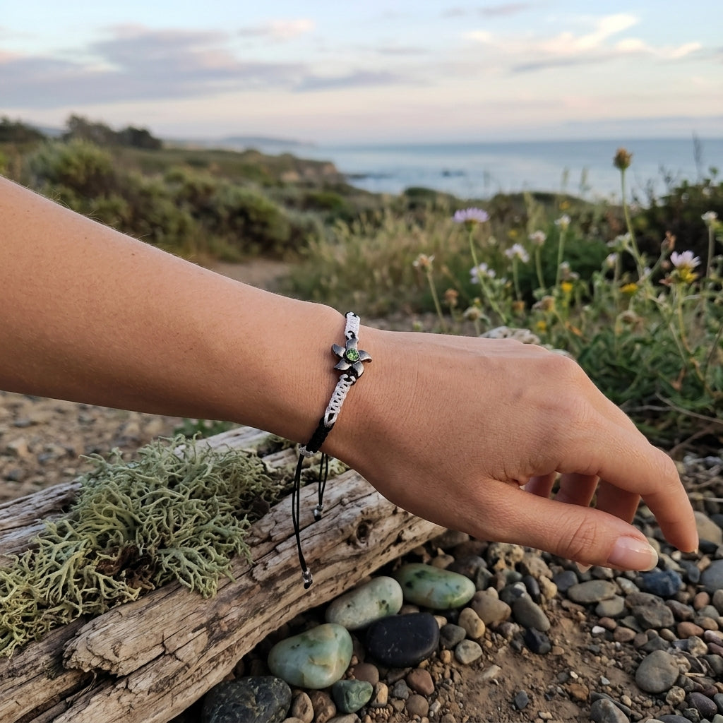 Bracelet shambala noir, blanc fleur argenté pierre vert La fée bricole