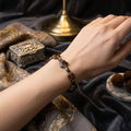 Bracelet fleurs brunes, perles doré, noir à facettes La fée bricole