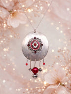 Plaque ronde rouge avec pendant