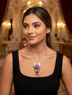 Plaque ronde rouge avec pendant